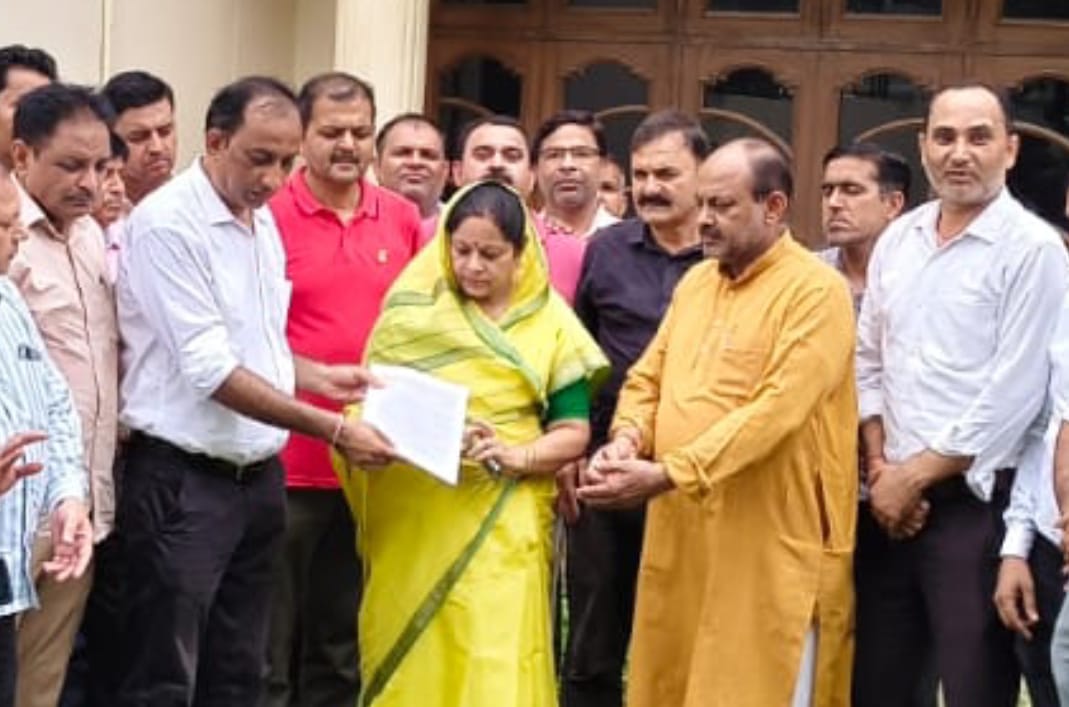 टीचर्स फेडरेशन ऑफ़ इंडिया के आह्वान पर उत्तर प्रदेशीय प्राथमिक शिक्षक संघ ने सांसद को दिया ज्ञापन :  टी ई टी अनिवार्य करने के फैसले से देश भर के  20 लाख शिक्षक हो रहे प्रभावित: डॉ नीरज शर्मा
