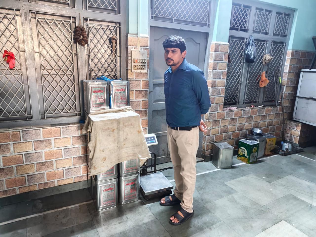 कई स्थानो पर खाद्य सुरक्षा विभाग की छापामारी खाद्य पदार्थ के लिए नमूने