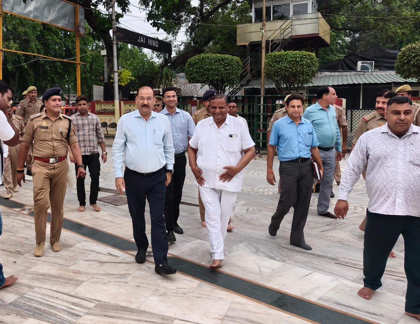 कांवड़ यात्रा की तैयारियों को लेकर औघड़नाथ मंदिर पहुंचे डीएम-एसएसपी, व्यवस्थाओं का लिया जायजा