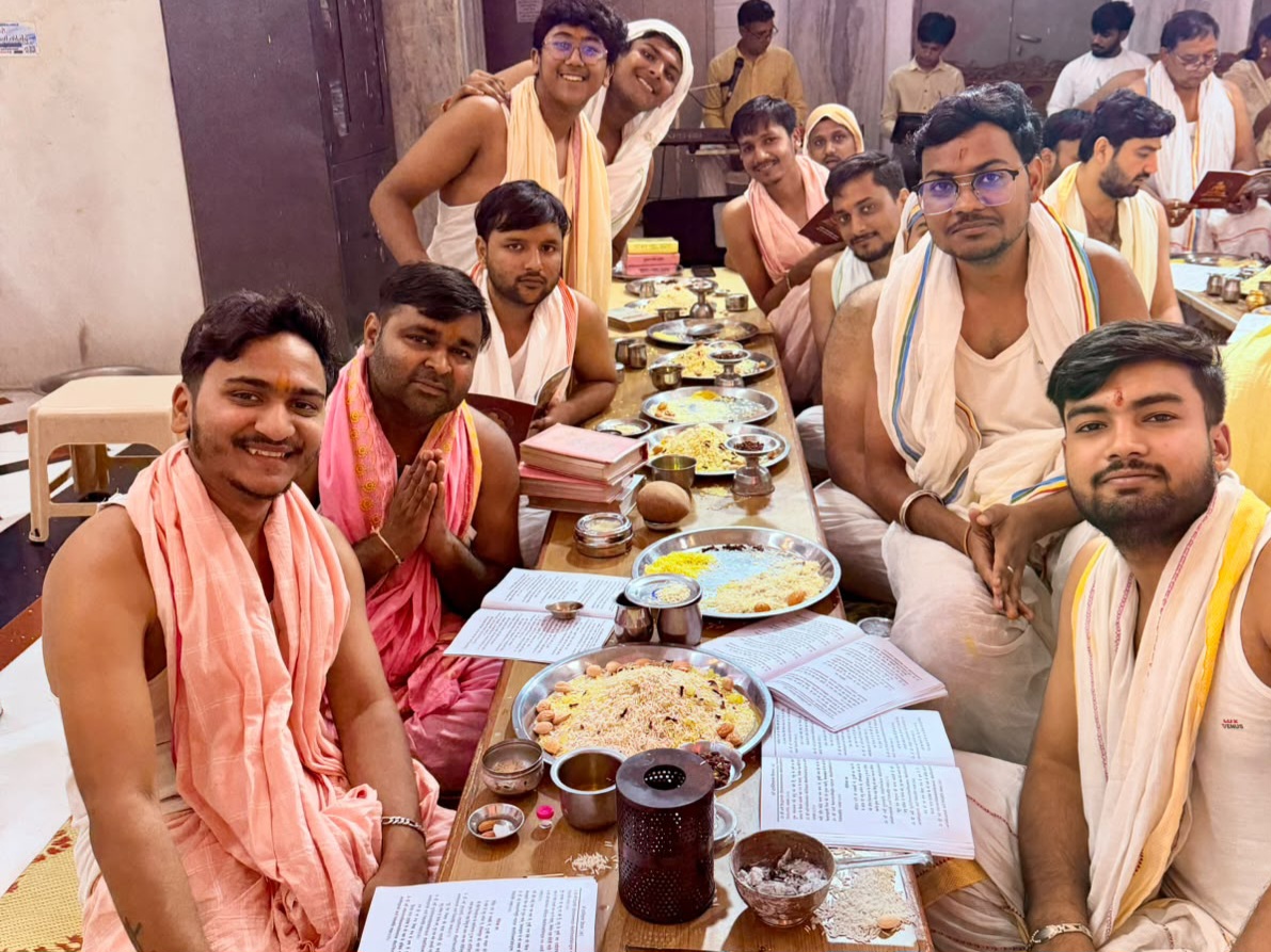 परिग्रह त्याग से आत्मशुद्धि की ओर बढ़े कदम, उत्तम आकिंचन धर्म की आराधना से भक्तिमय हुआ बड़ा मंदिर