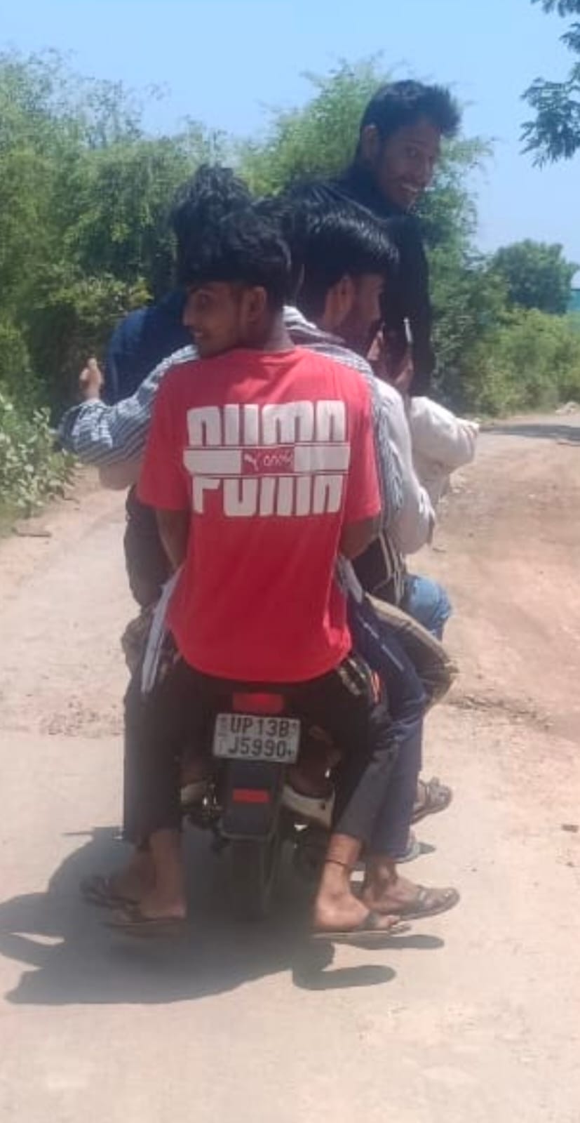 मोटरसाइकिल पर छ: युवकों के सवार होने का सोशल मीडिया पर वीडियो हुआ वायरस।