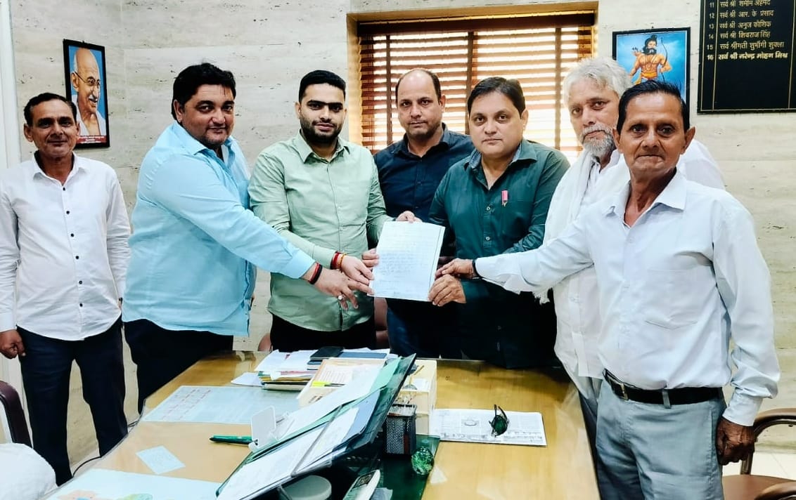 वार्ड की समस्याओं को लेकर पालिका अधिकारियों से मिले स्थानीय लोग