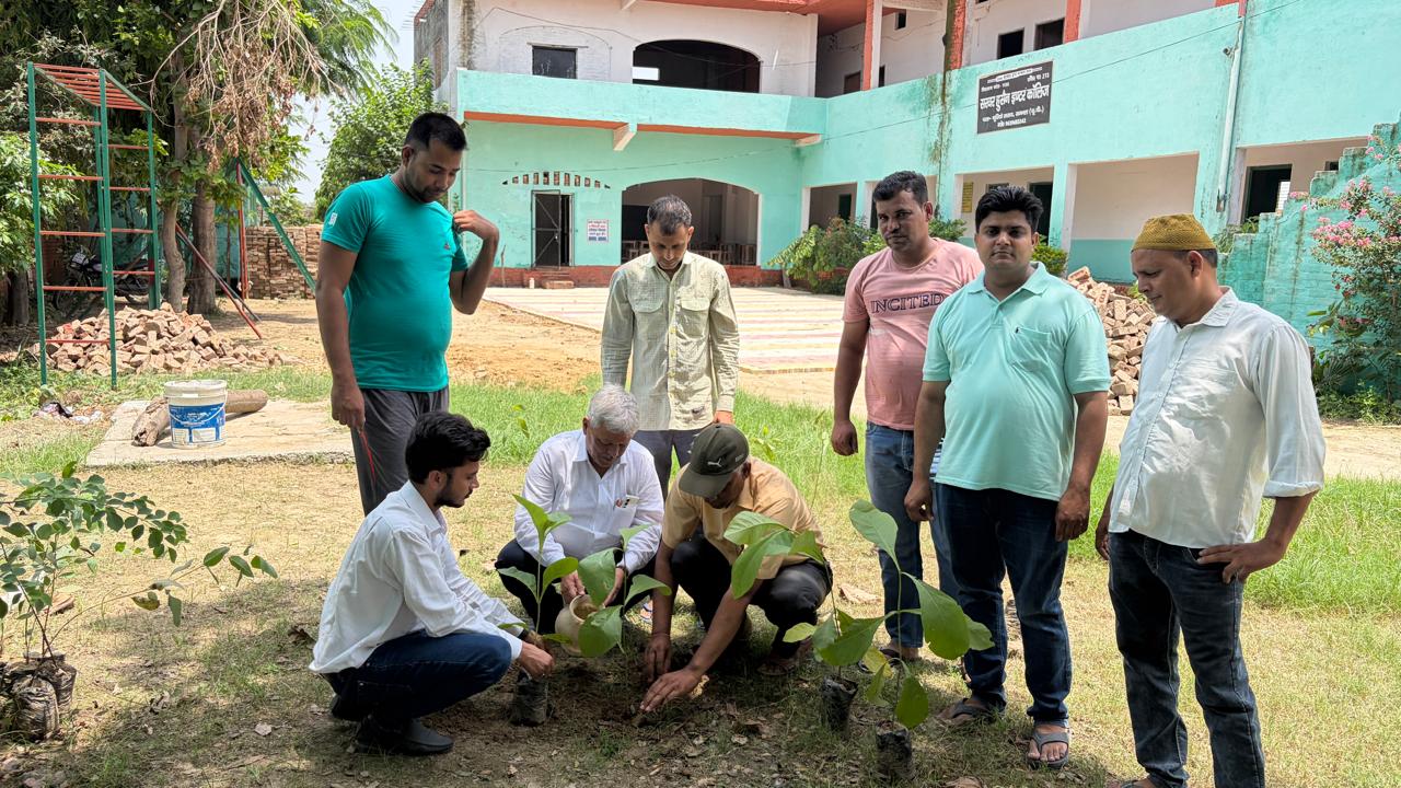 केमिस्ट एसोसिएशन ने विद्यालय में किया माँ के नाम एक पेड़ पौधरोपण