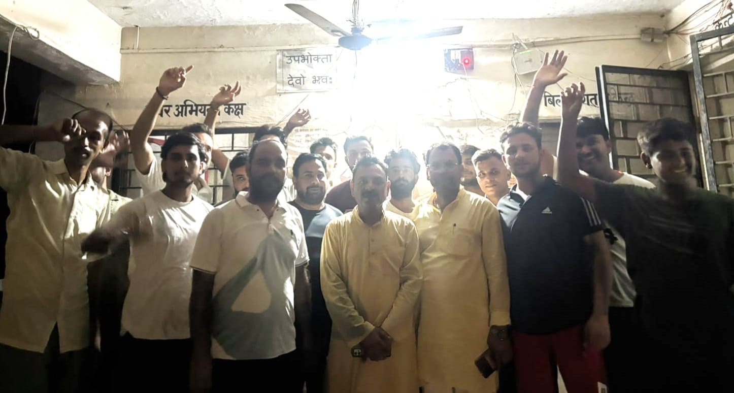 बिजली संकट पर फूटा गुस्सा, निवाड़ी बिजलीघर पर प्रदर्शन