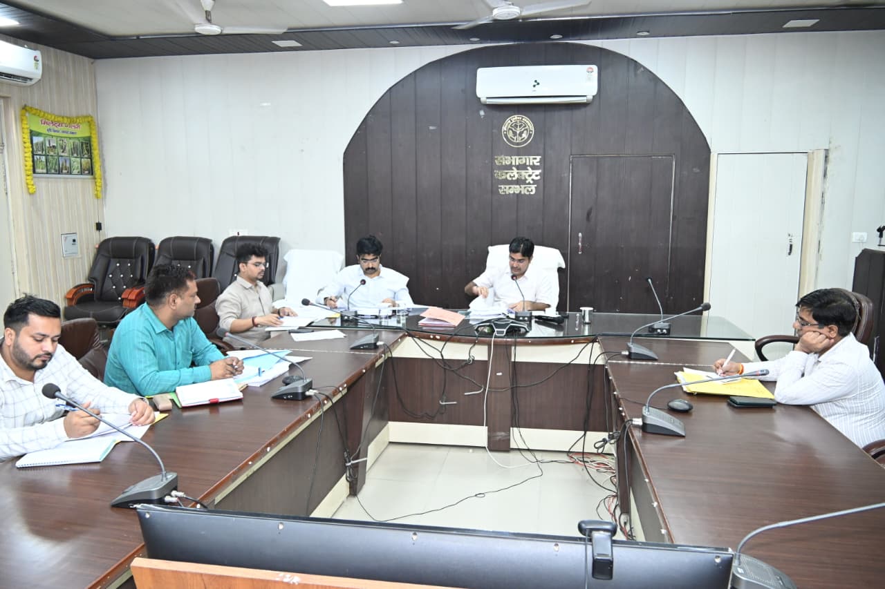 सफाई जल निकासी एवं जनकल्याणकारी योजनाओं के क्रियान्वयन पर विशेष ध्यान देंः डीएम
