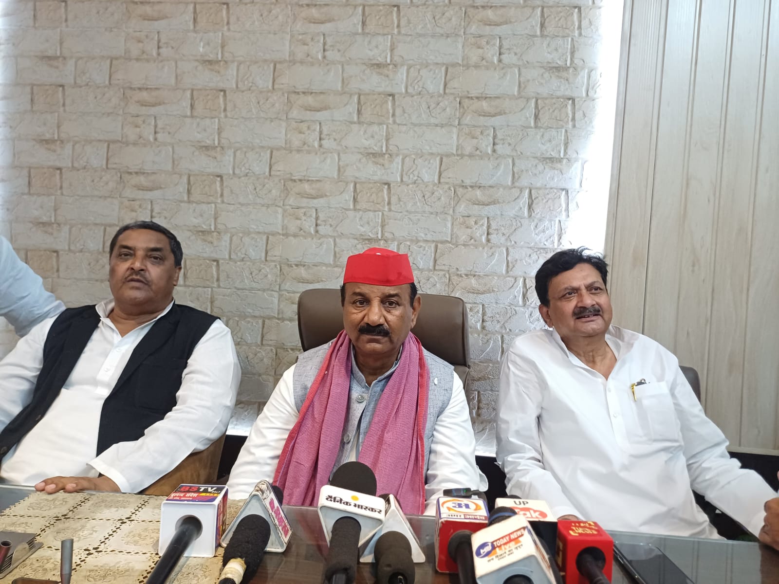 सपा प्रदेश अध्यक्ष श्याम लाल पाल का पूर्व मंत्री अकील उर रहमान ने किया स्वागत