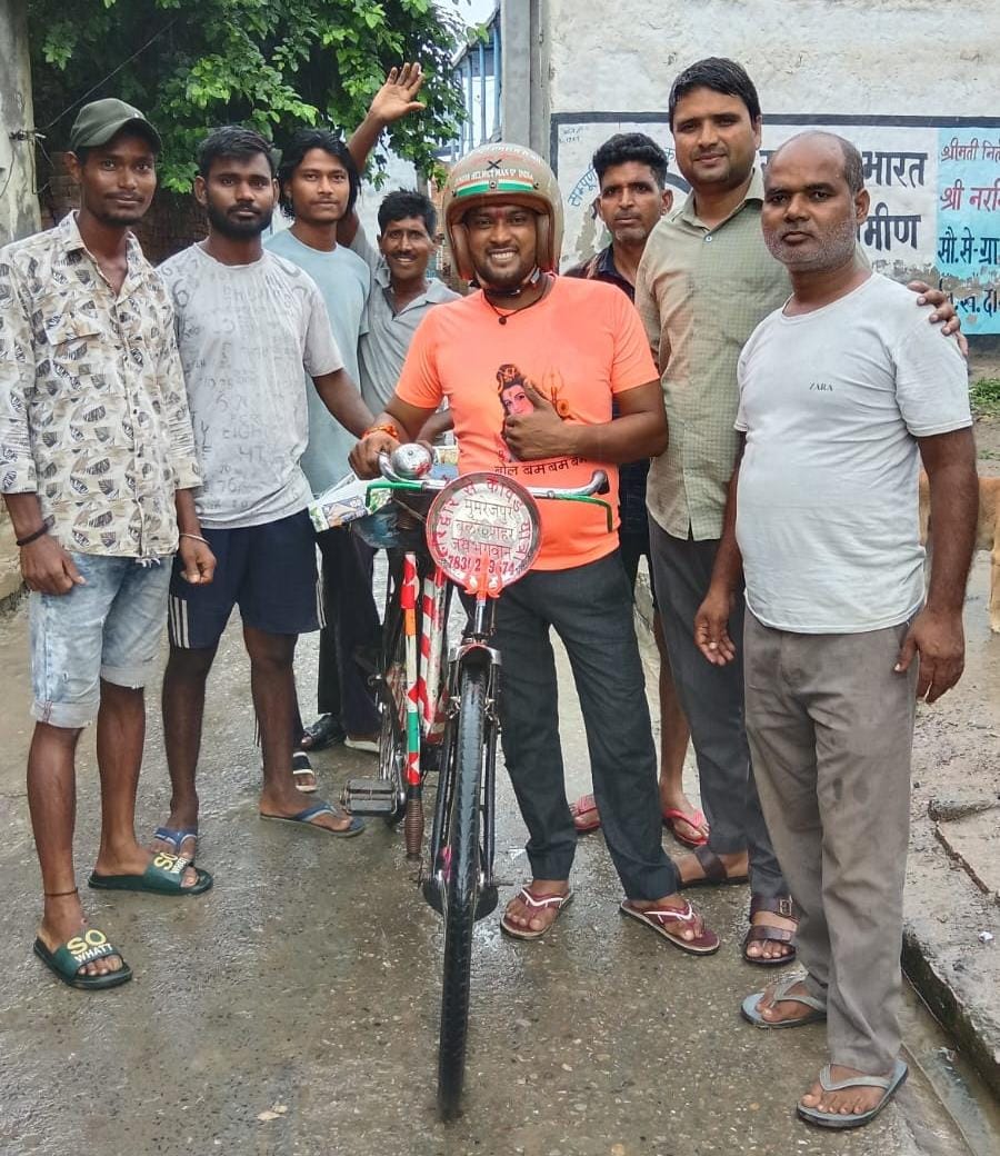 दिव्यांग शिवभक्त की अनोखी जागरूक कांवड़ यात्रा, हेलमेट और रक्तदान का दे रहे संदेश।