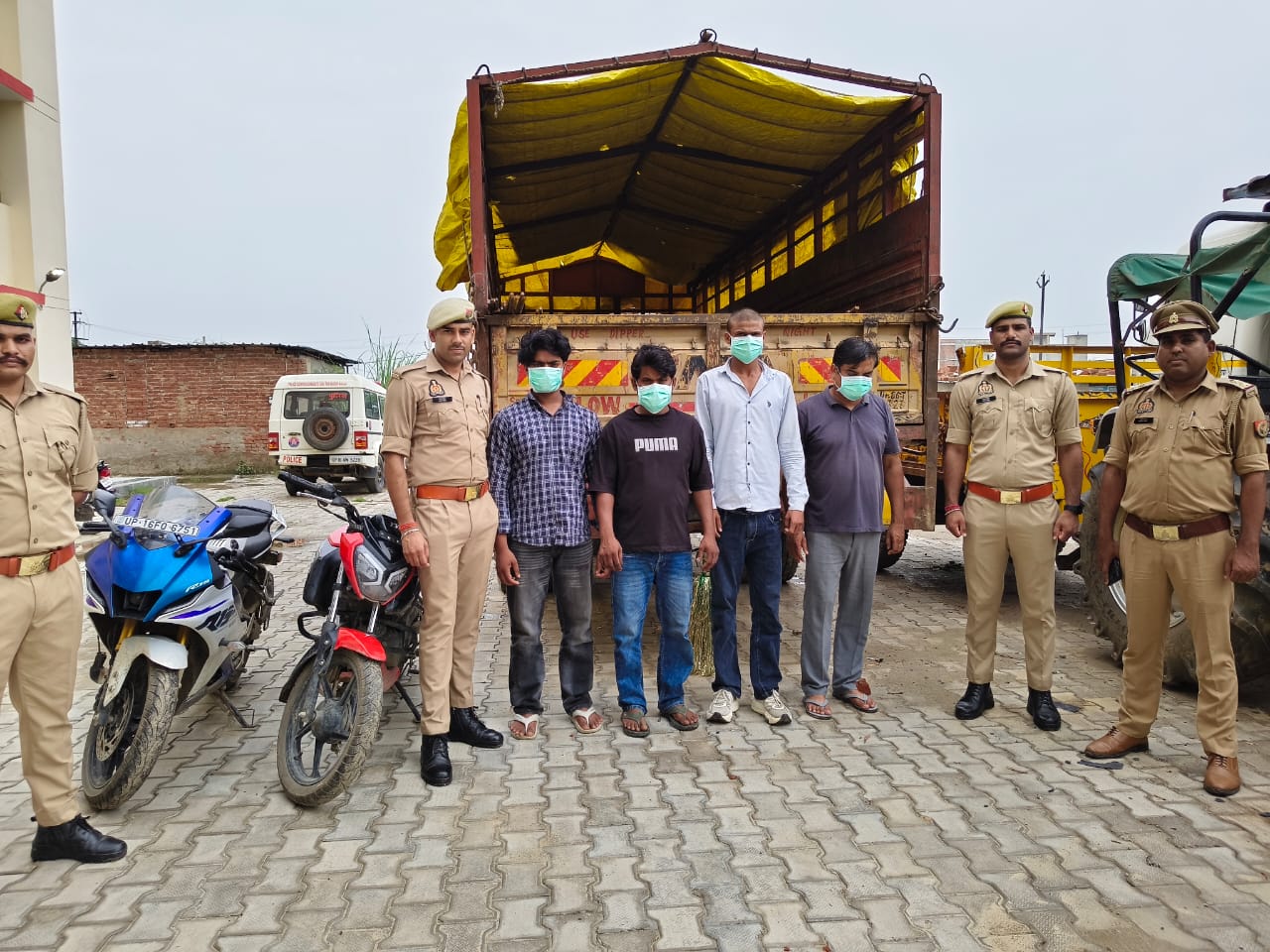 सरिया व ट्रक के साथ चार वांछित चोर गिरफ्तार