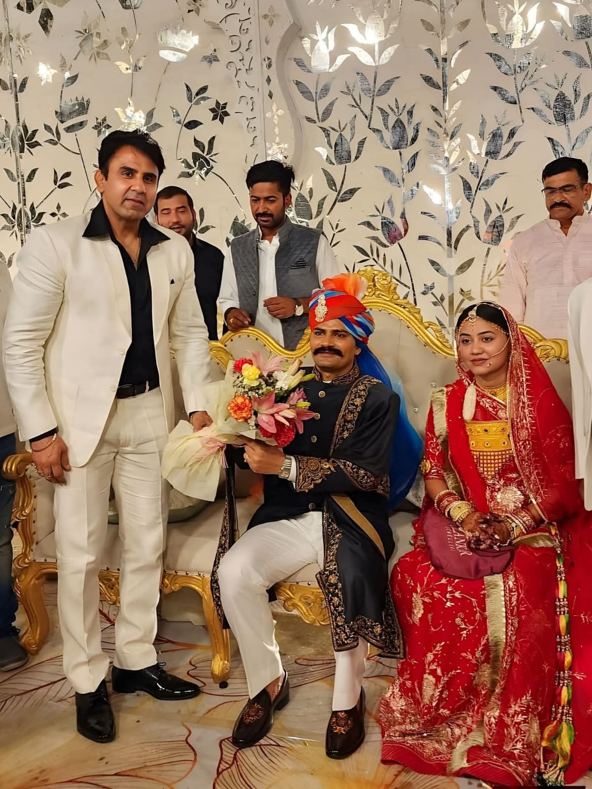 सम्भल के SP कृष्ण कुमार विश्नोई और बरेली की ASP अंशिका वर्मा को विवाह बंधन में बंधने पर ASP अनुज चौधरी ने दी शुभकामनाएं