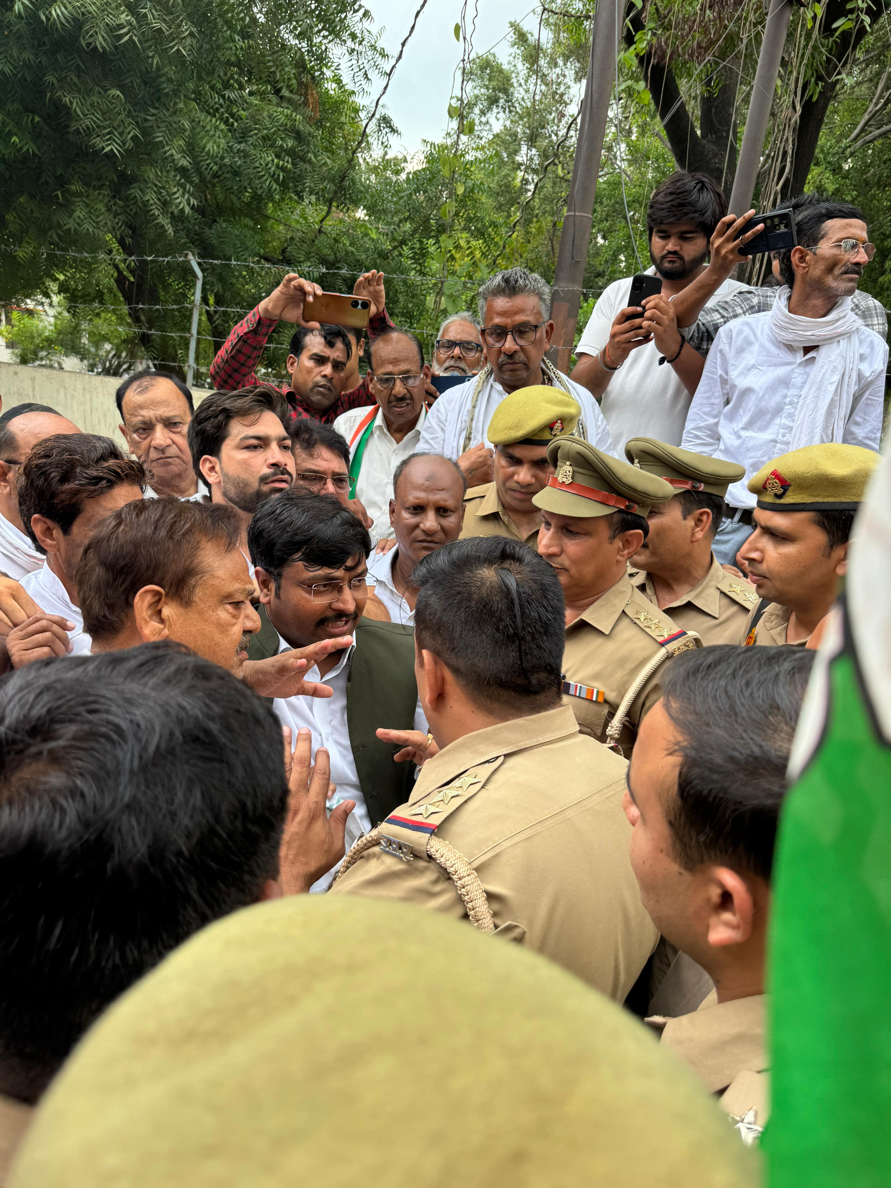 योगी सरकार की सद्बुद्धि के लिए यात्रा निकाल रहे कांग्रेसियों से पुलिस की झड़प, जमकर नारेबाजी