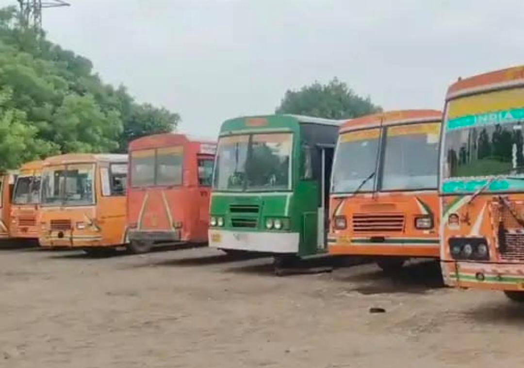 वेतन नहीं मिलने पर रोडवेज कर्मचारी सड़क पर उतरे
