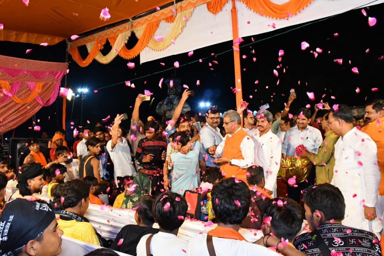 कांवड़ियों पर की जाए अधिक से अधिक पुष्पवर्षा
