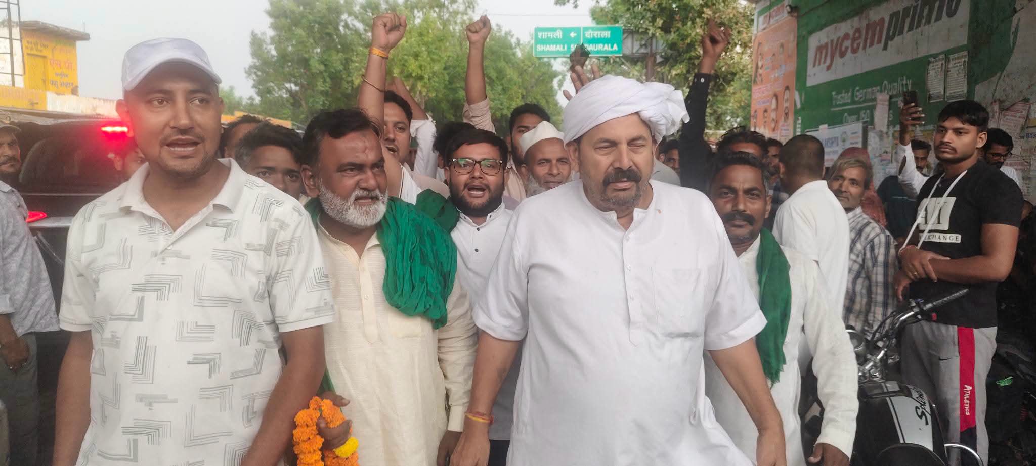 भूनी चौराहे पर नरेश टिकैत का स्वागत, बोले- किसान, छात्र और मजदूर सभी परेशान