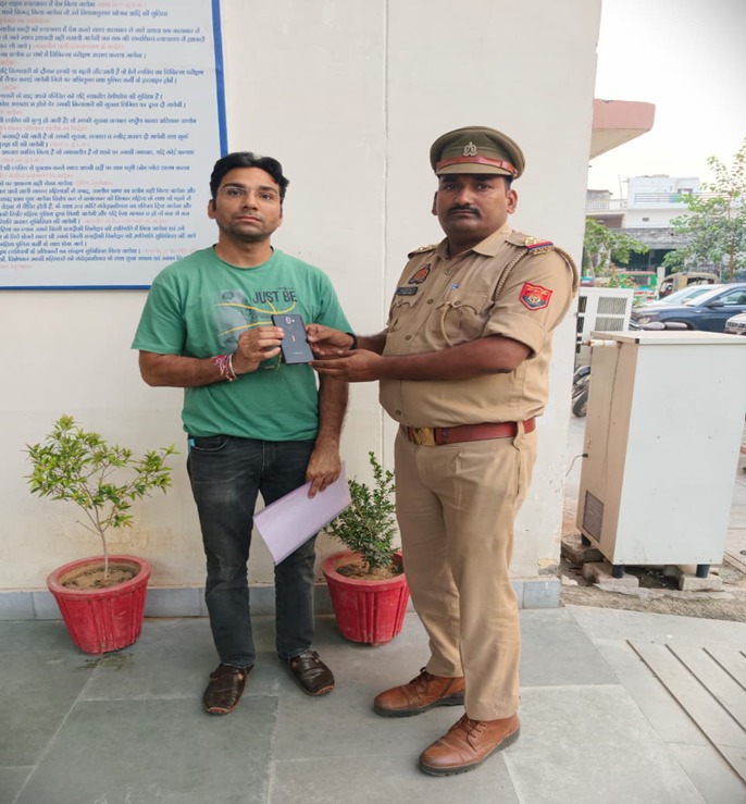 CEIR पोर्टल की मदद से मिला 14 हजार रुपये का गुम मोबाइल, पुलिस ने मालिक को सौंपा