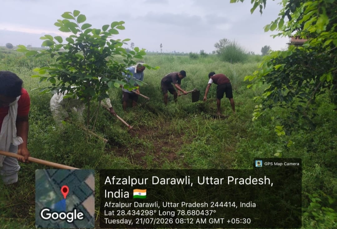 श्मशान घाट पर अर्थी लेकर लोगों को जाना पड़ता था, कीचड़ में होकर।