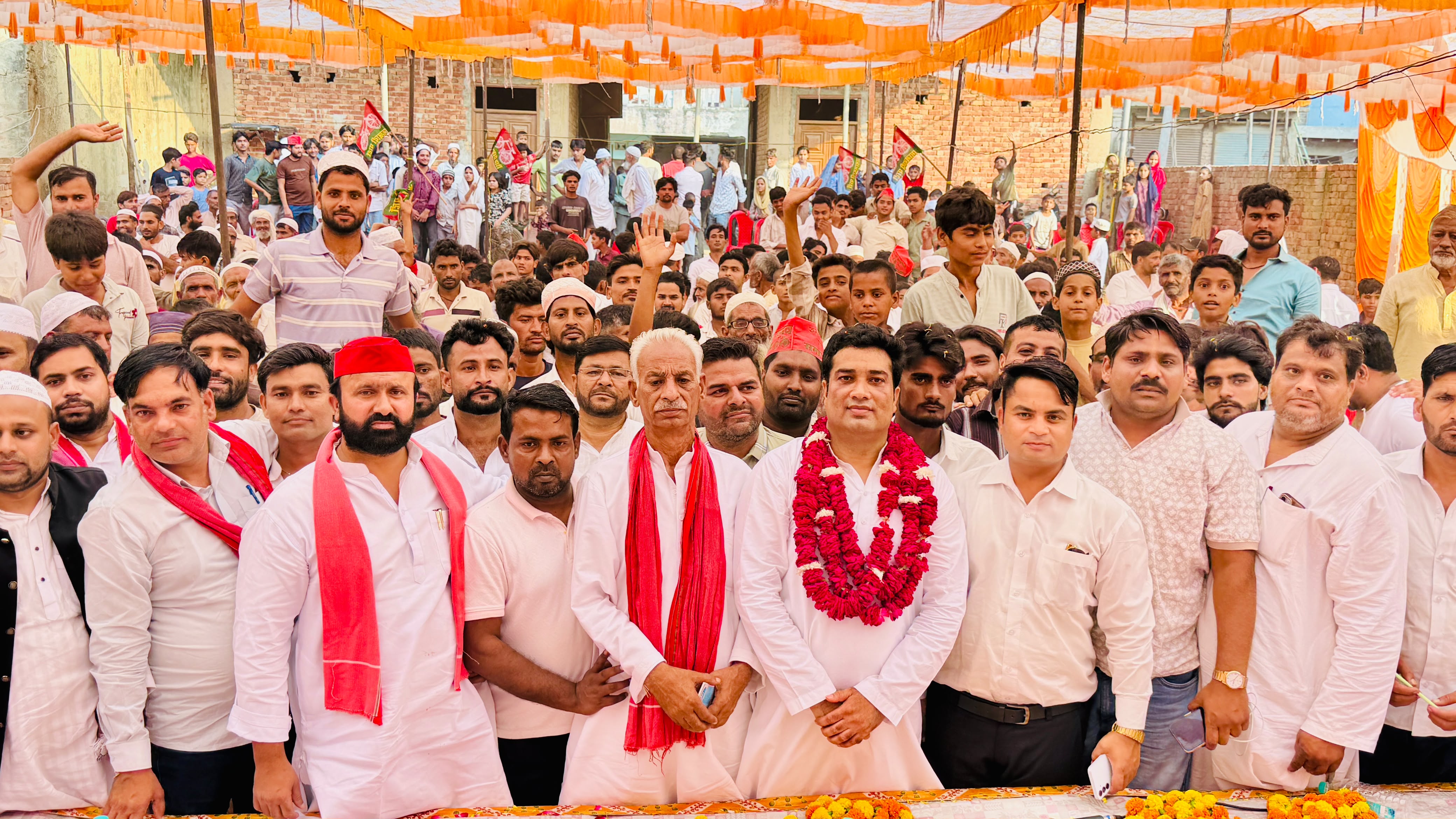 कस्बा हर्रा में सपा की पीडीए चौपाल का भव्य आयोजन, उमड़ा जन सैलाब वसीम राजा ने भरी हुंकार
