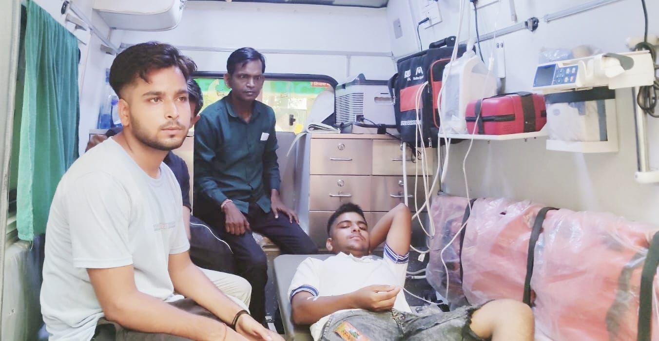 रझैड़ा में चारा लेने गए युवक को सांप ने डसा, मेरठ मेडिकल रेफर, क्षेत्र में दहशत