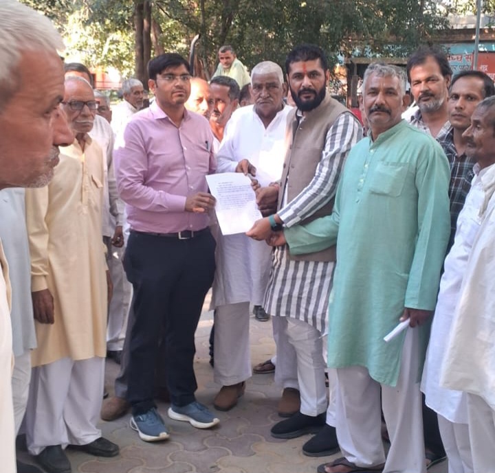 दबथुवा में चकबंदी के खिलाफ किसानों का धरना, एसडीएम को सौंपा ज्ञापन