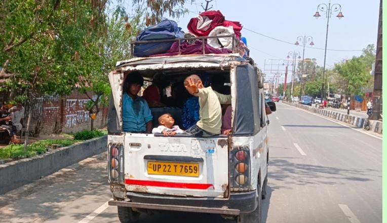 अवैध टैक्सी स्टैंड का फैल रहा मकड़जाल,सवारियों की जान से हो रहा खिलवाड़।  जिम्मेदारों की बड़ी लापरवाही आई सामने कब होगी कार्रवाई।