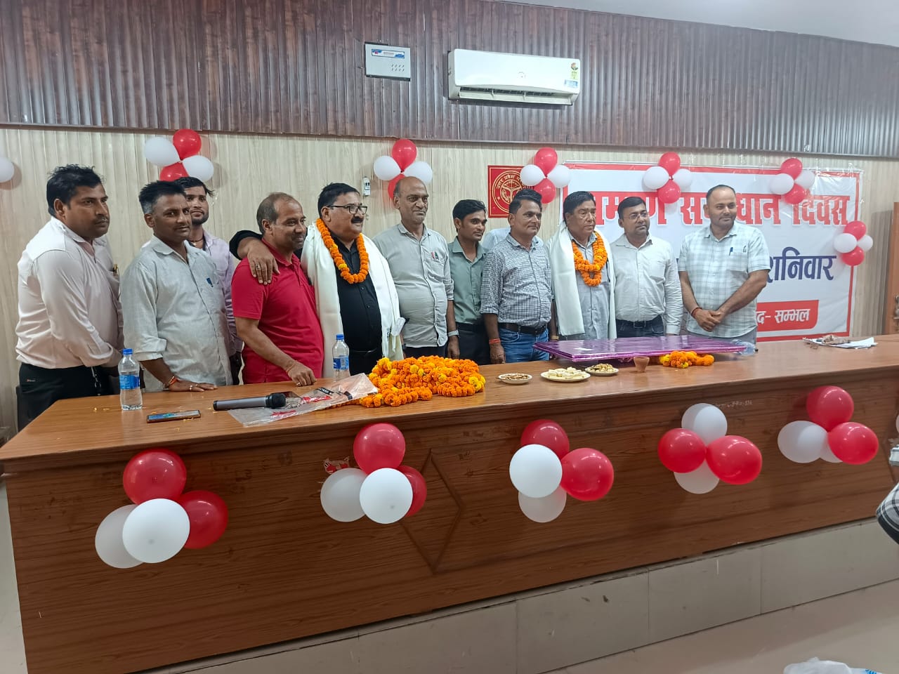 चंदौसी में राजस्व निरीक्षकों का सेवानिवृत्ति होने पर की विदाई