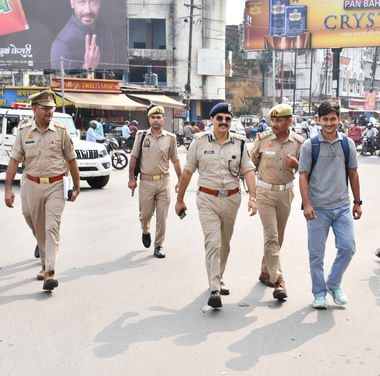 त्योहारों से पहले सड़कों पर उतरे डीआईजी, बाजारों में पैदल गश्त कर सुरक्षा का लिया जायजा